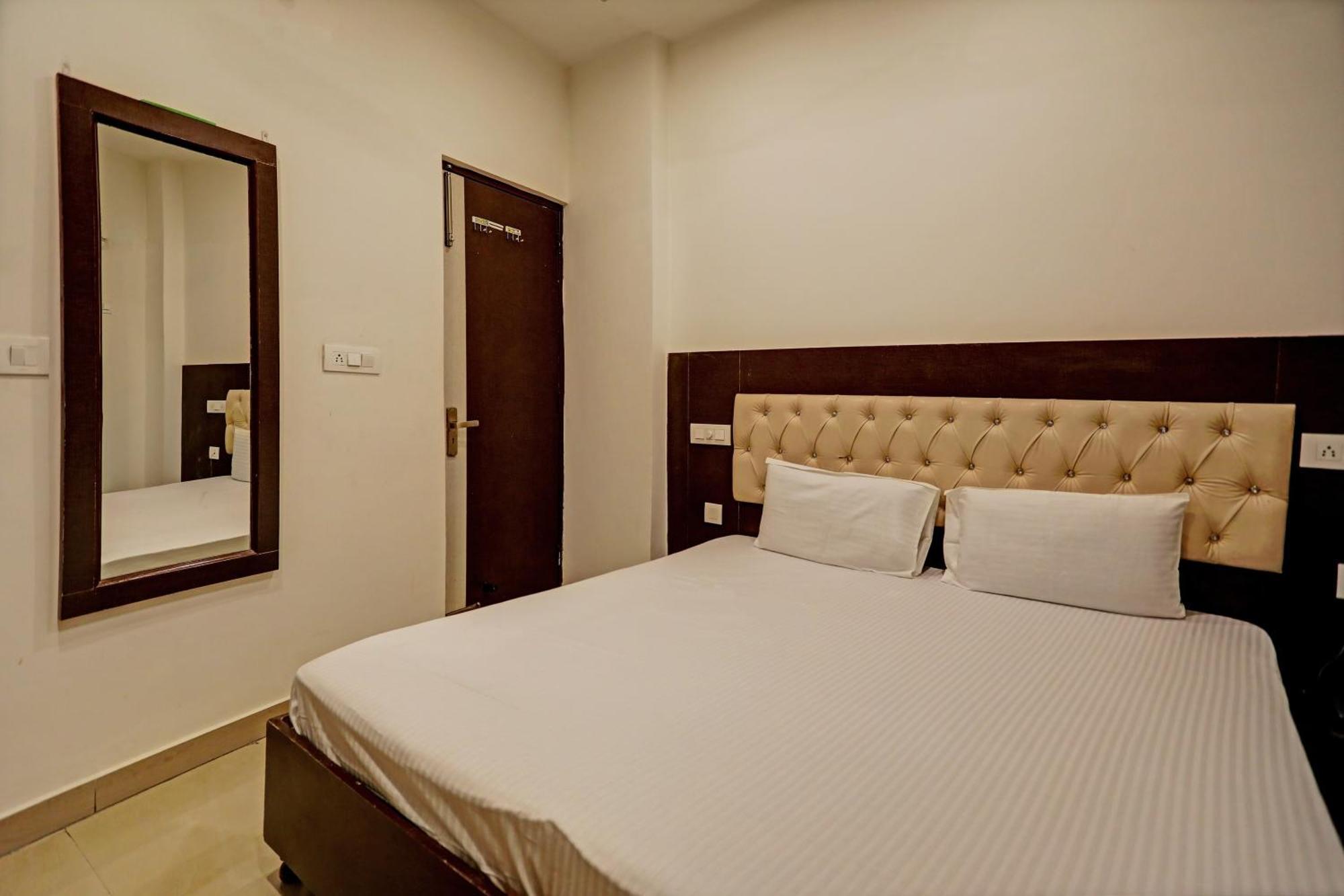 Oyo Hotel The Red Hut Chandigarh Exterior photo